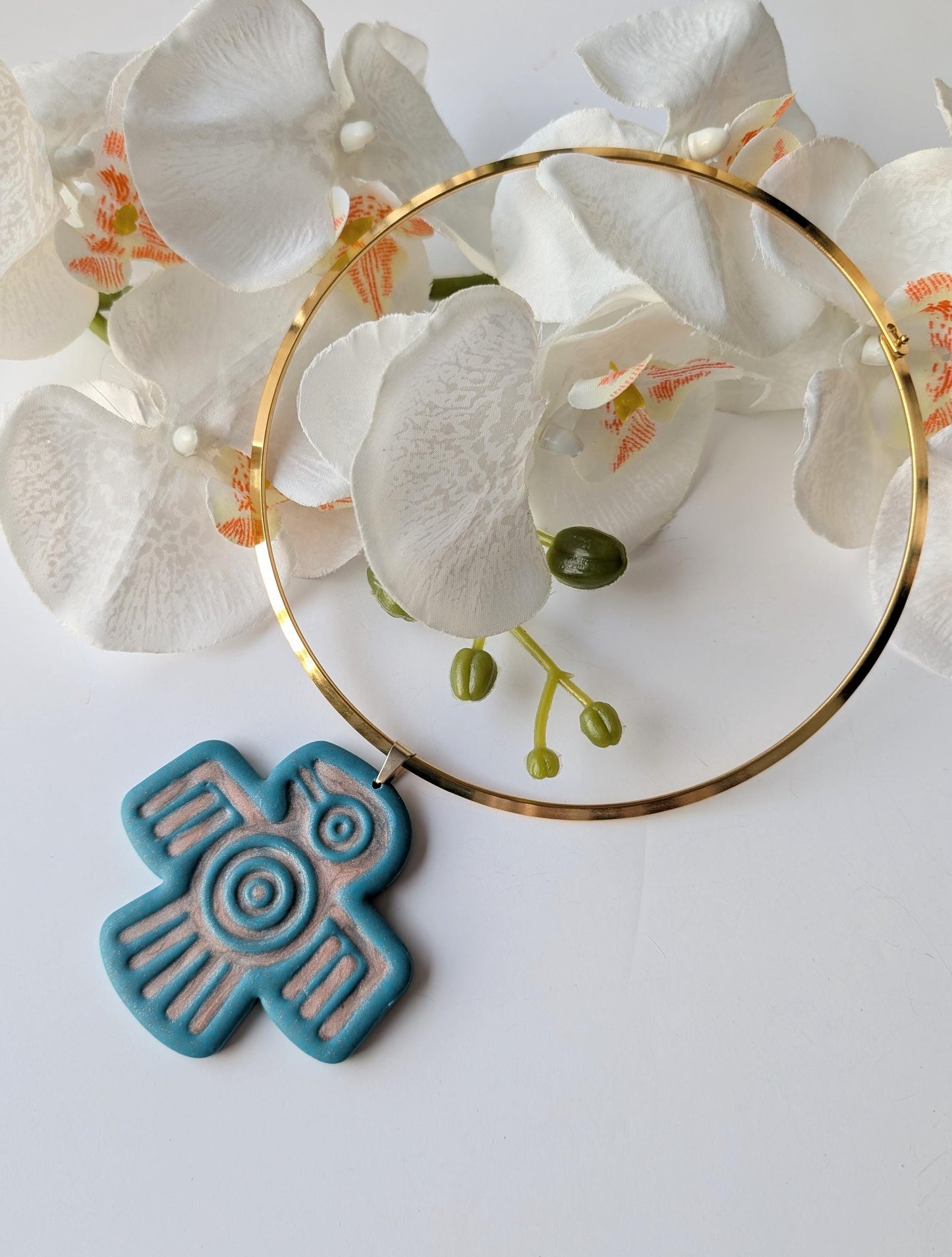 Collier torque avec pendentif oiseau sacré en pâte polymère
