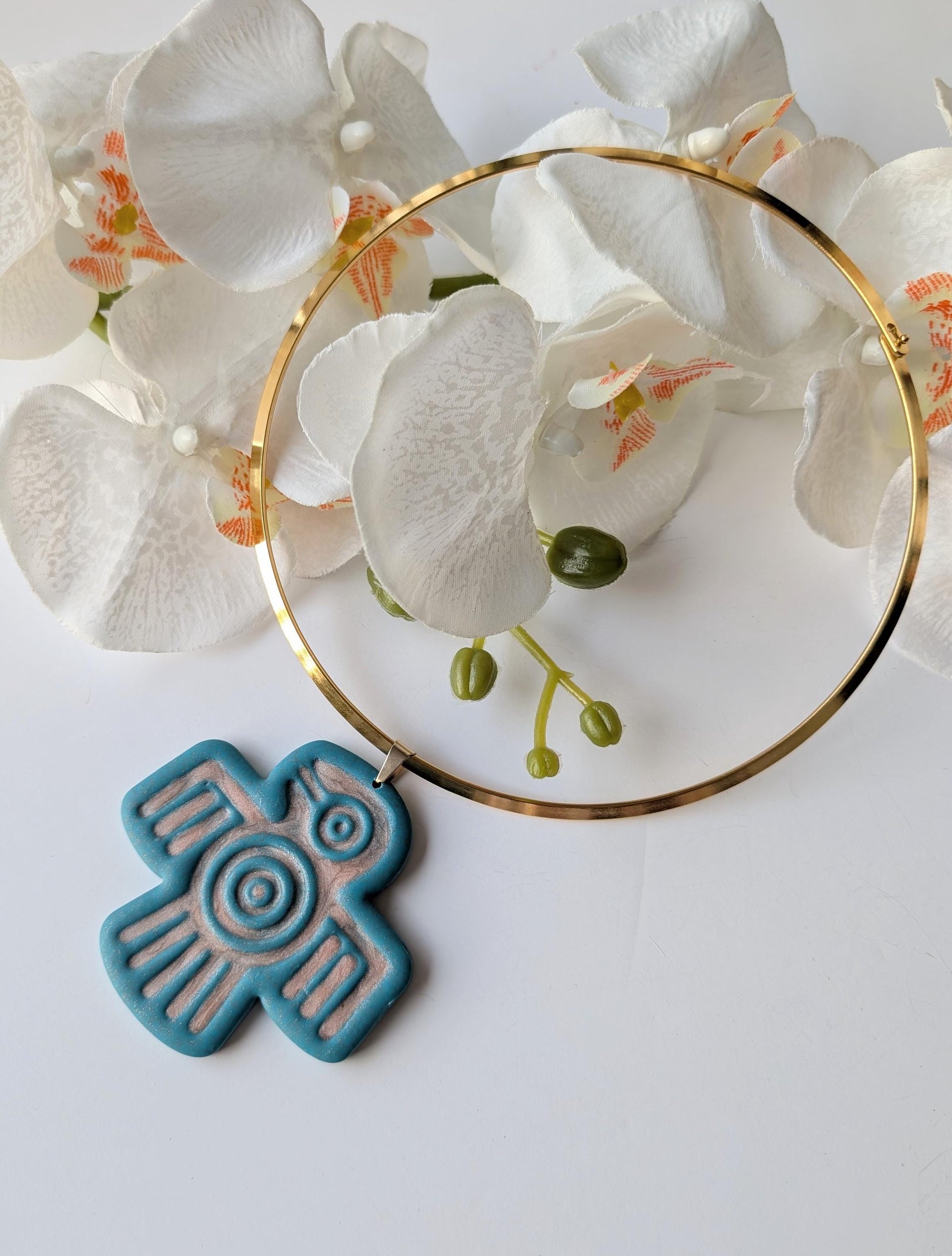 Collier torque avec pendentif oiseau sacré en pâte polymère