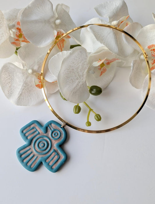 Collier torque avec pendentif oiseau sacré en pâte polymère