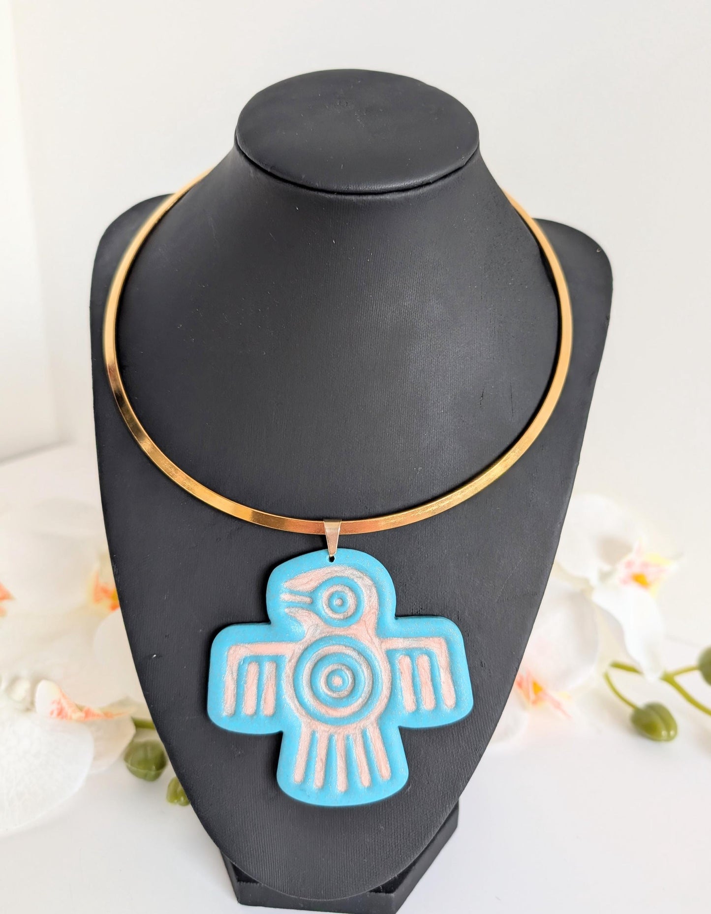 Torque necklace with Aztec bird pendant – Polymer clay & stainless steel – Teal blue and gold – Hypoallergenic