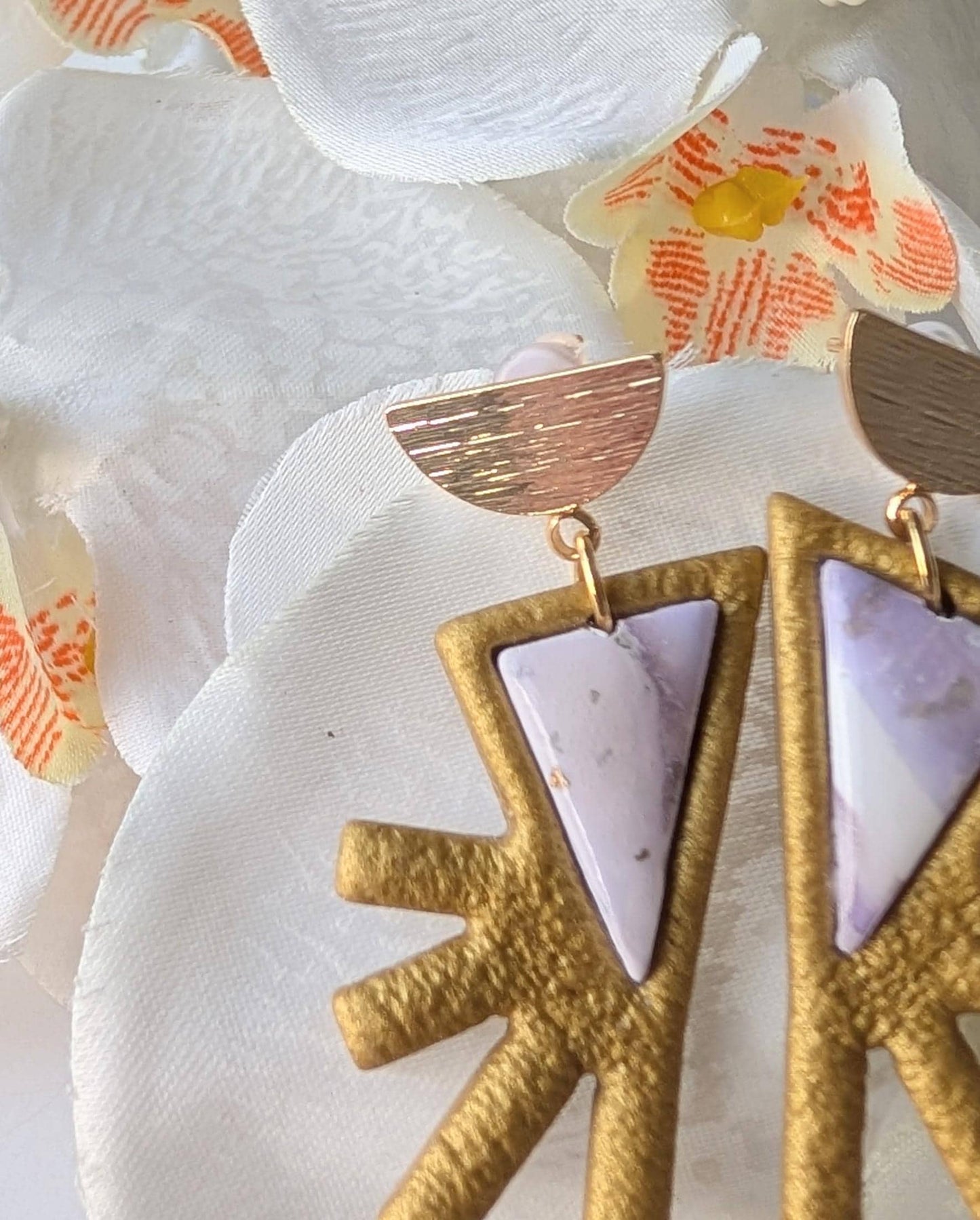 Triangular tribal earrings - Faux amethyst - Polymer clay, brass and stainless steel - Lightweight and hypoqllergenic