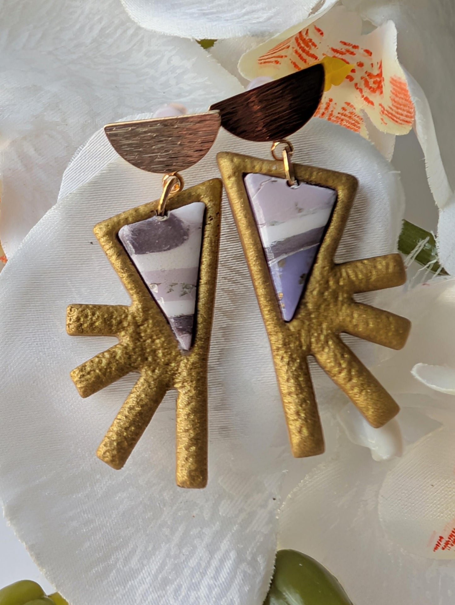 Triangular tribal earrings - Faux amethyst - Polymer clay, brass and stainless steel - Lightweight and hypoqllergenic