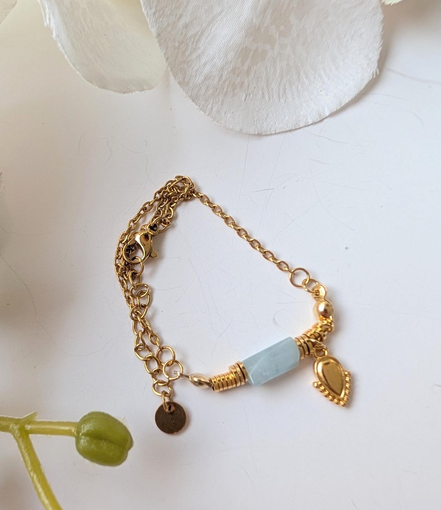 Ethnic bracelet - Aquamarine, brass, zamac and stainless steel - 24K gold plated - Approximately 19 cm - Adjustable