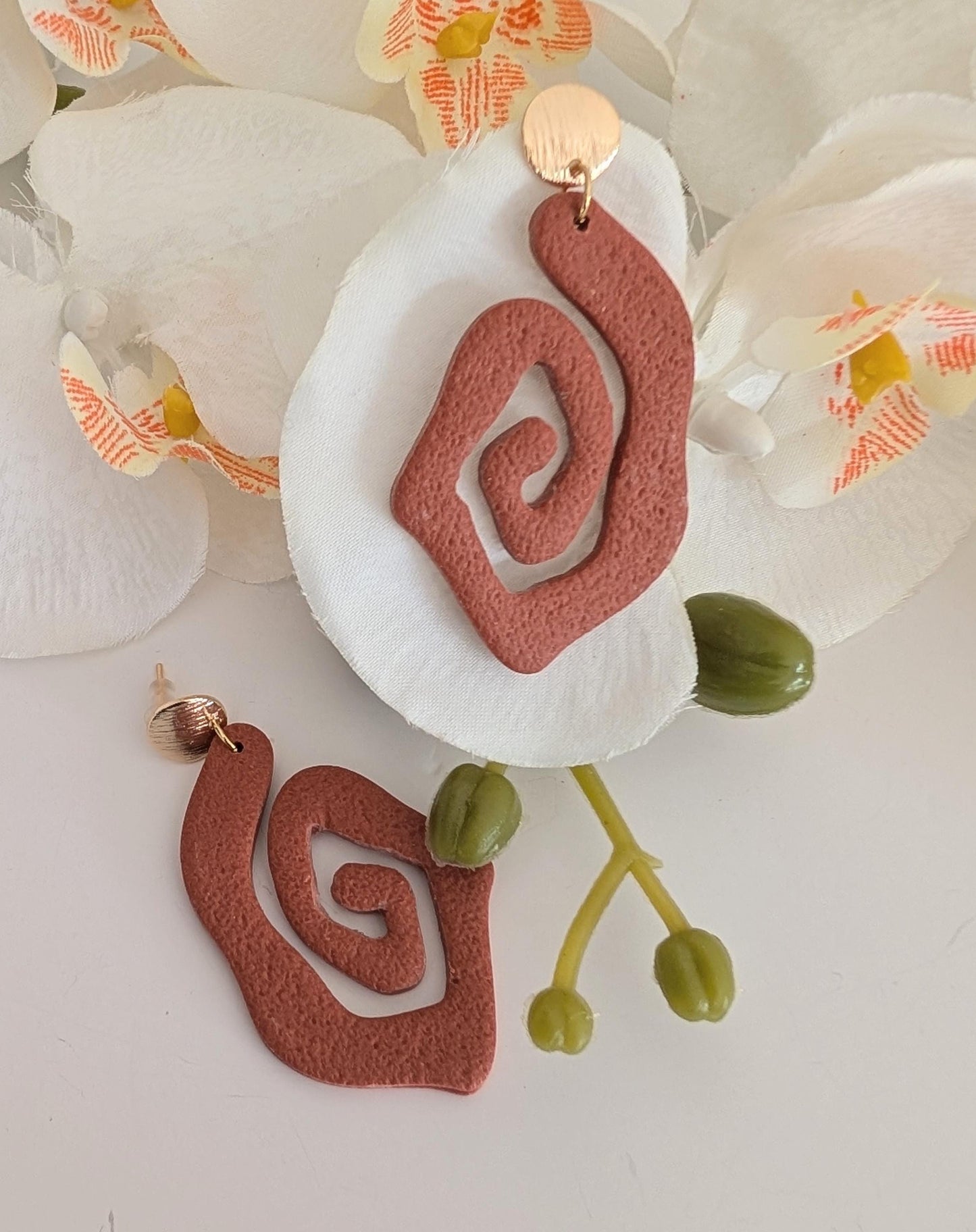 Tribal spiral earrings - Polymer clay, brass and stainless steel - Gold plated - Hypoallergenic - Terracotta