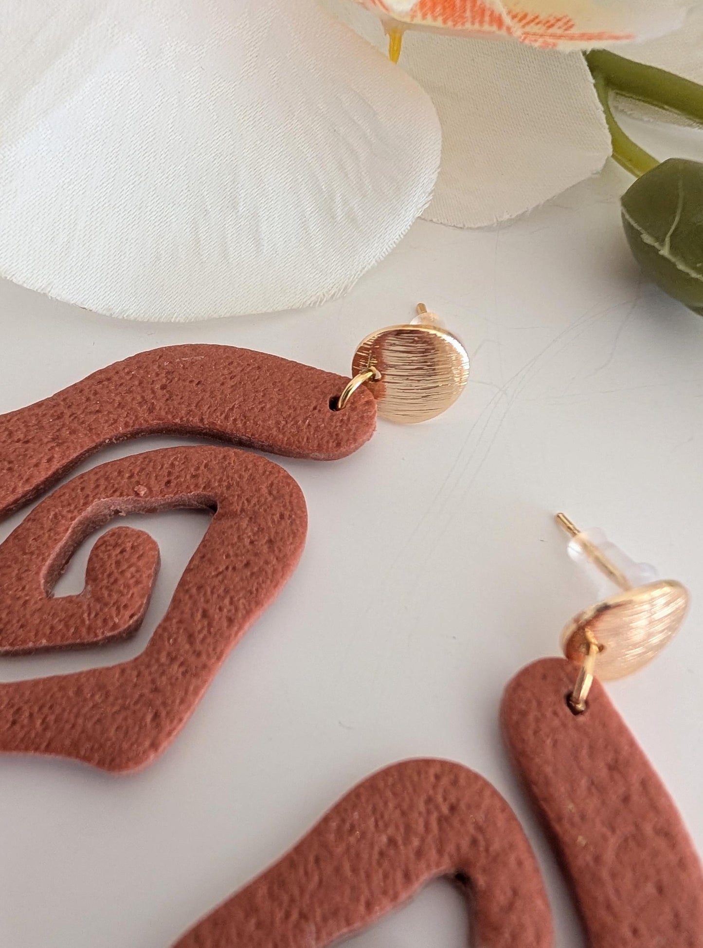Tribal spiral earrings - Polymer clay, brass and stainless steel - Gold plated - Hypoallergenic - Terracotta