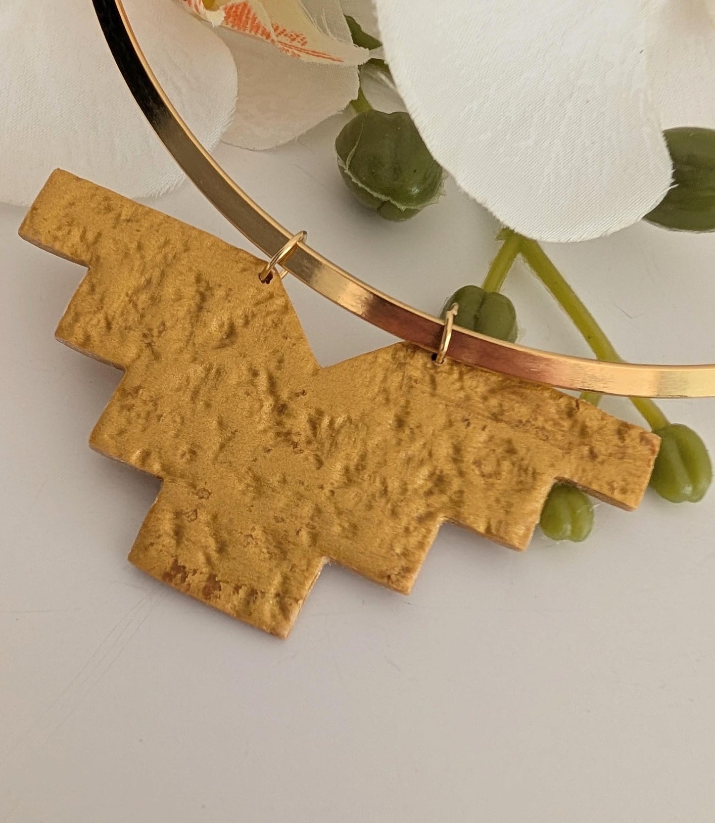 Precolumbian inspired Torque necklace - Hammered Aztec half-cross - Polymer clay and stainless steel - Gold plated