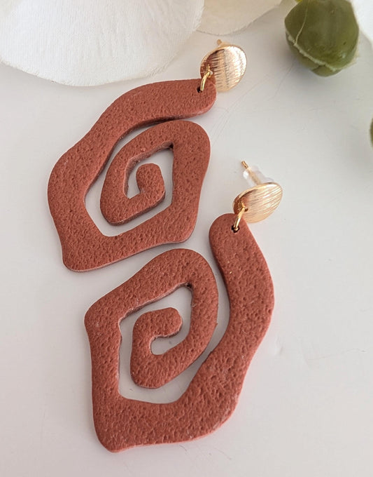 Tribal spiral earrings - Polymer clay, brass and stainless steel - Gold plated - Hypoallergenic - Terracotta