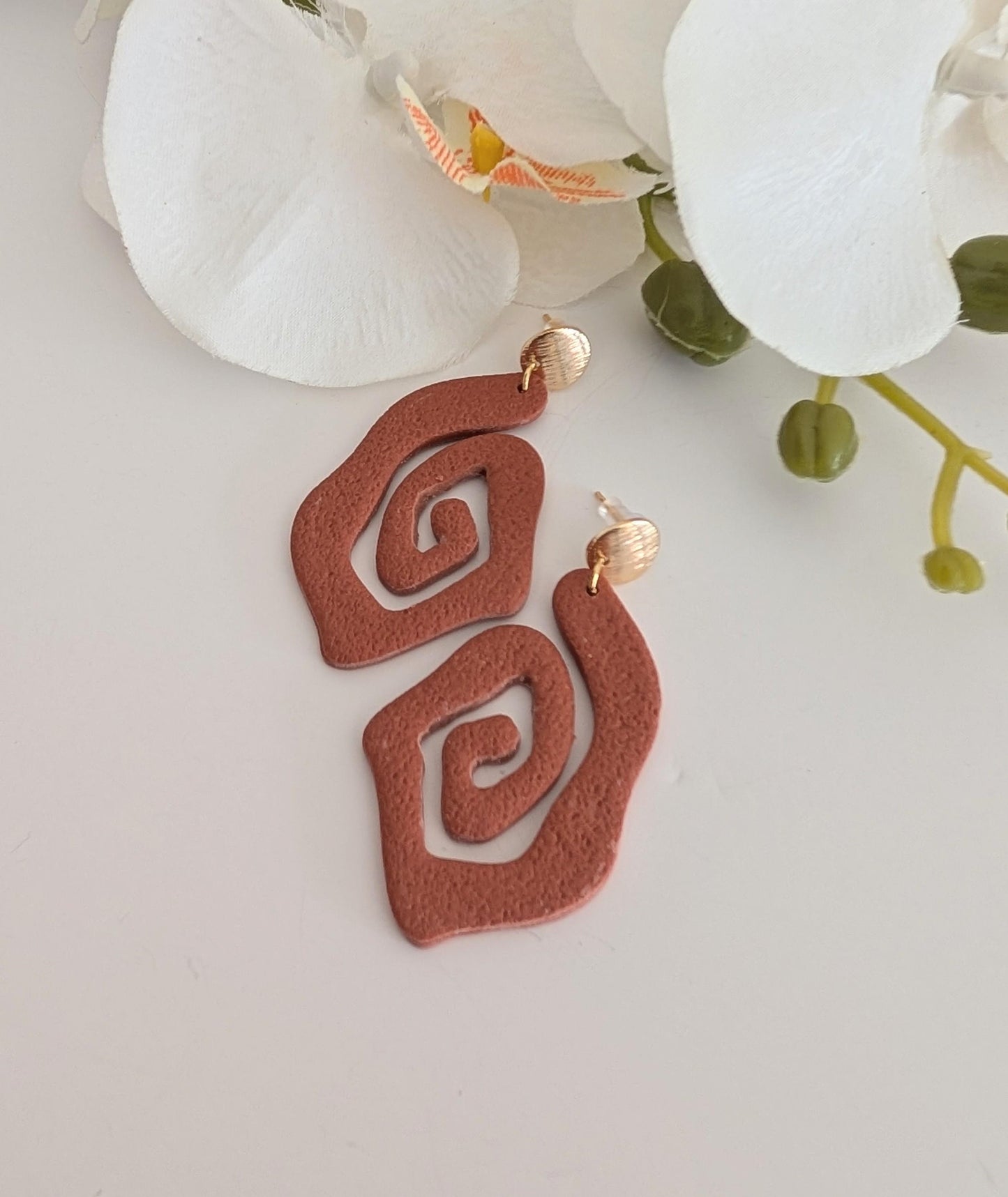 Tribal spiral earrings - Polymer clay, brass and stainless steel - Gold plated - Hypoallergenic - Terracotta