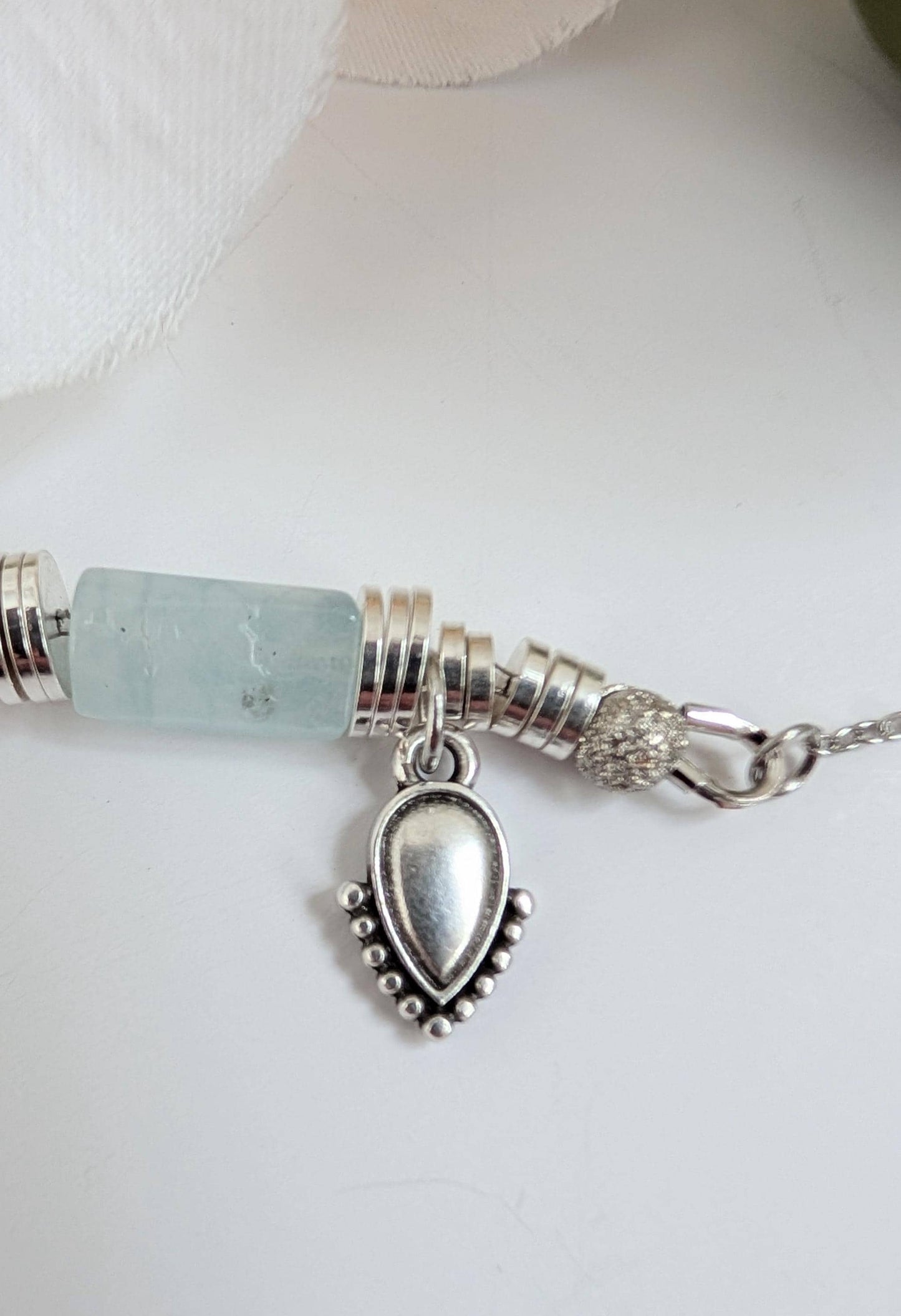 Bracelet "Rocío" - Aquamarine, ethnic charm & heishi washes - Zamac, brass and stainless steel - 21 cm long - Adjustable