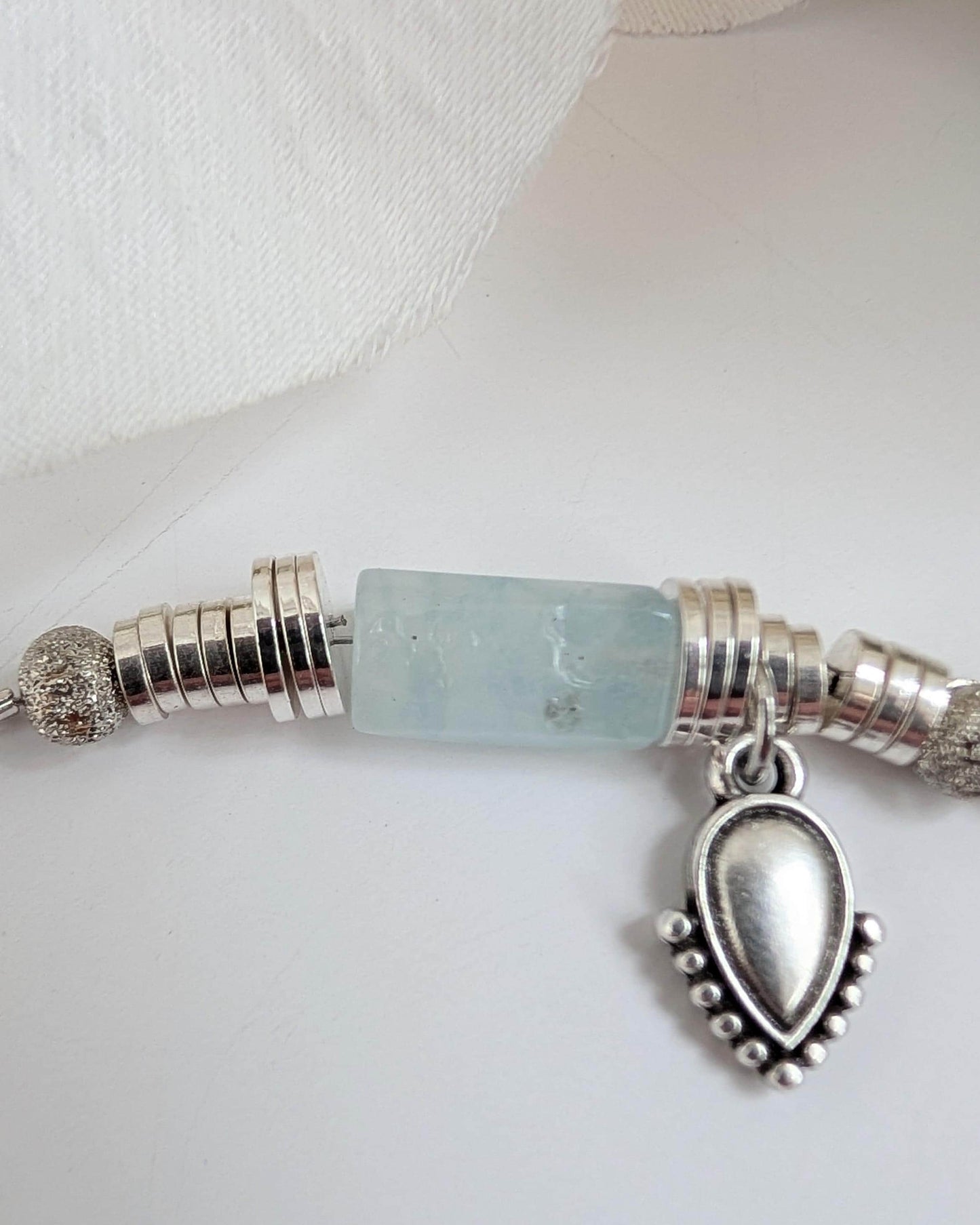 Bracelet "Rocío" - Aquamarine, ethnic charm & heishi washes - Zamac, brass and stainless steel - 21 cm long - Adjustable
