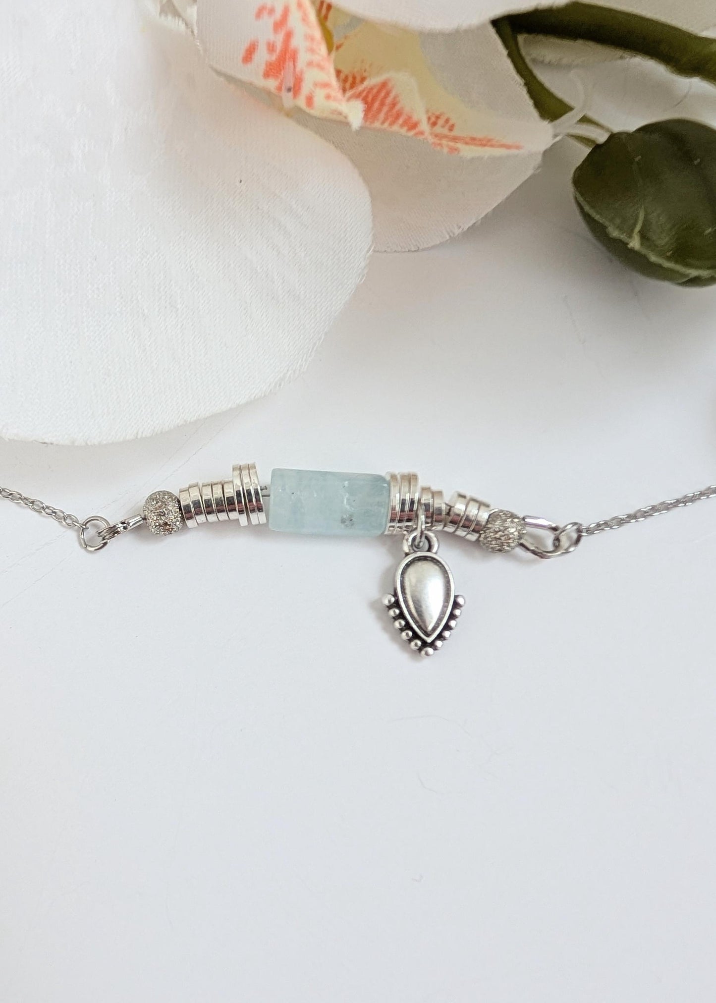 Bracelet "Rocío" - Aquamarine, ethnic charm & heishi washes - Zamac, brass and stainless steel - 21 cm long - Adjustable