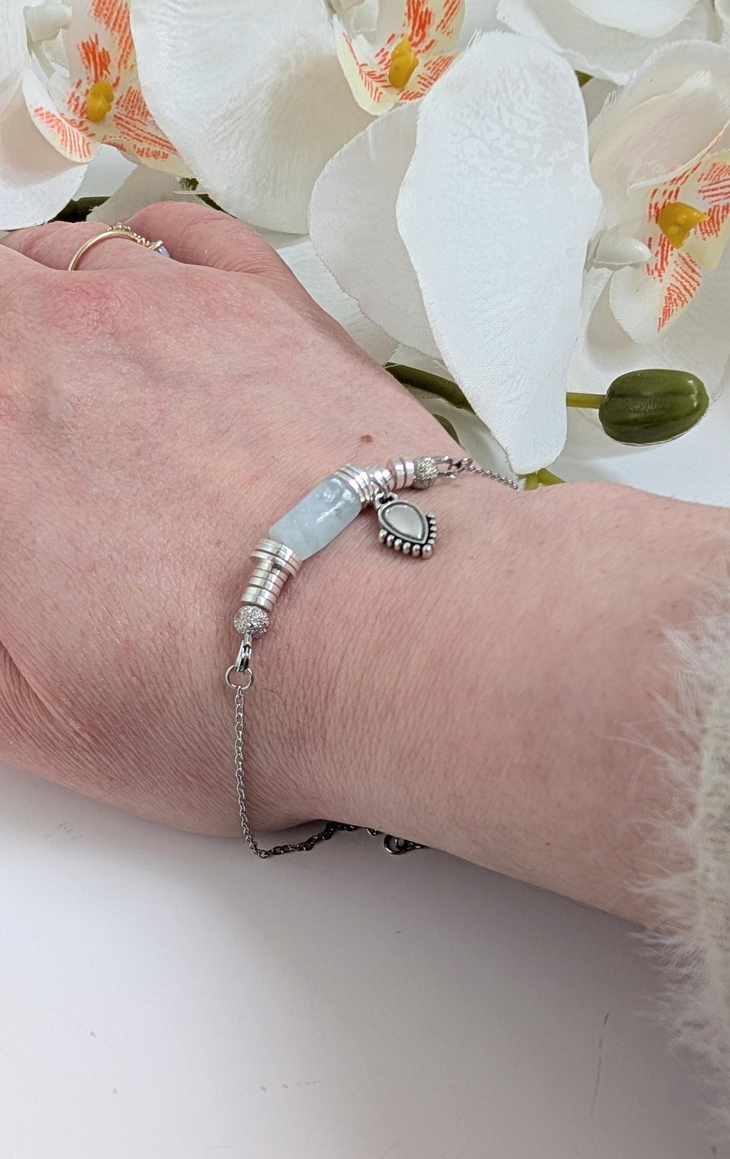Bracelet "Rocío" - Aquamarine, ethnic charm & heishi washes - Zamac, brass and stainless steel - 21 cm long - Adjustable