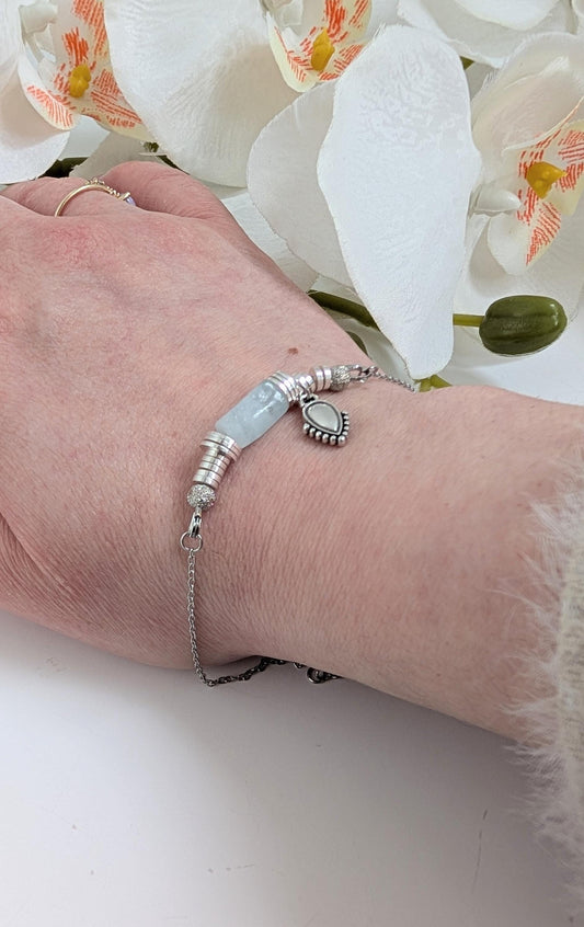 Bracelet "Rocío" - Aquamarine, ethnic charm & heishi washes - Zamac, brass and stainless steel - 21 cm long - Adjustable