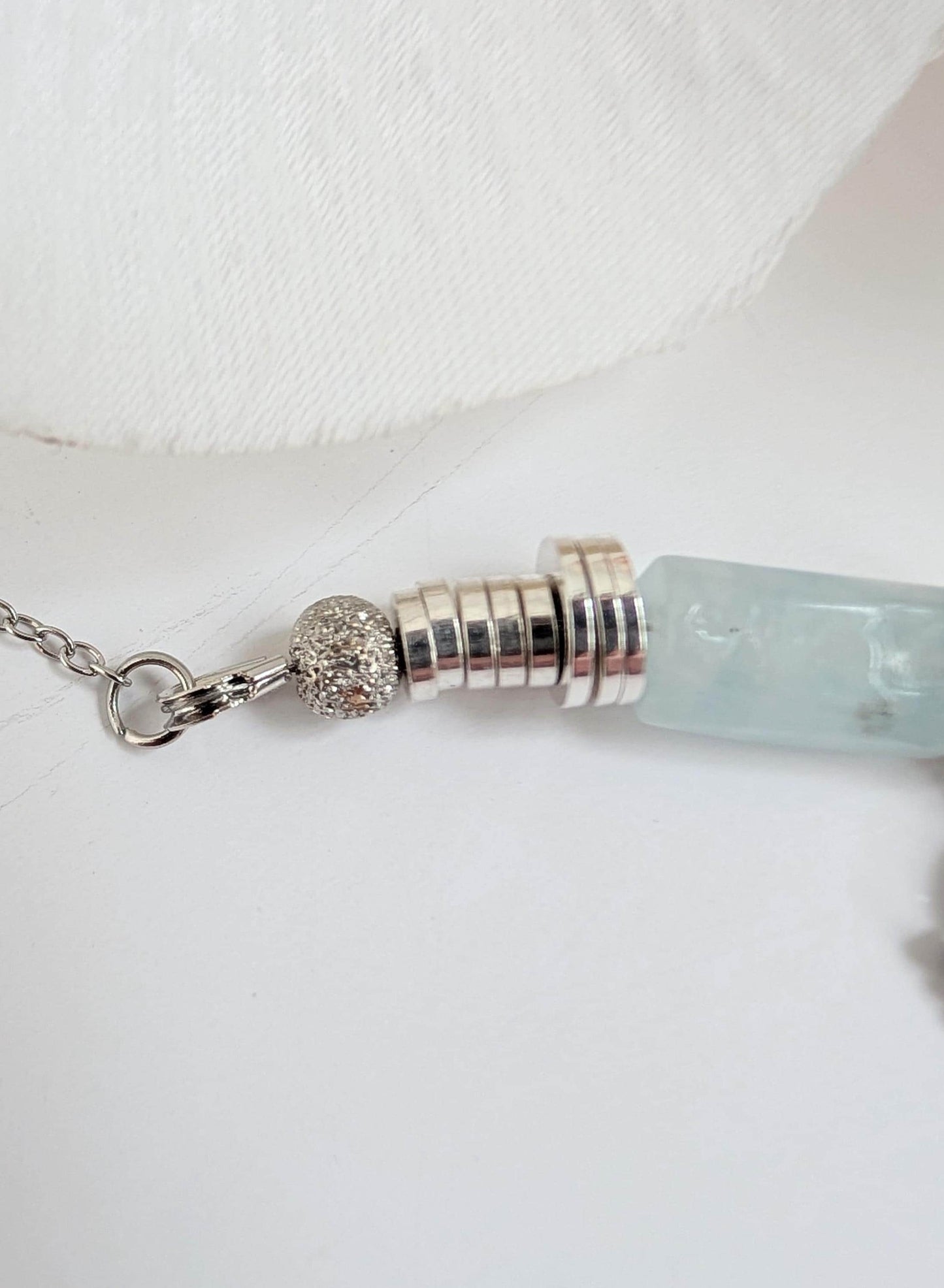 Bracelet "Rocío" - Aquamarine, ethnic charm & heishi washes - Zamac, brass and stainless steel - 21 cm long - Adjustable
