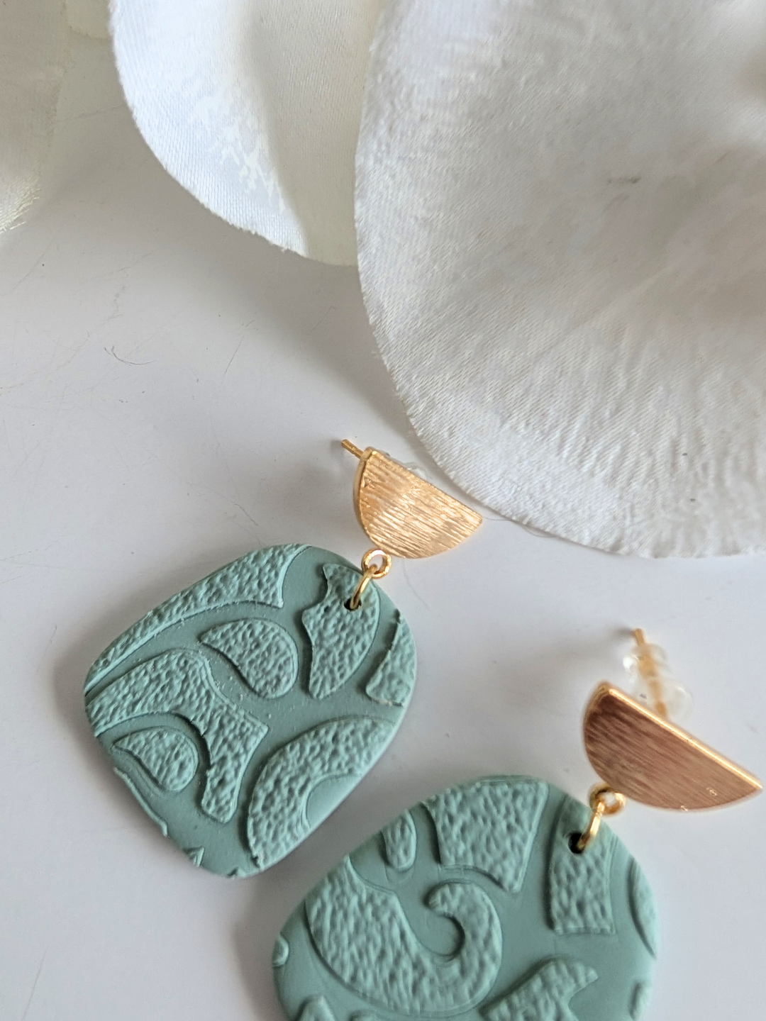 Drop earrings “Yoli” – Polymer clay, brass & stainless steel – Sea green – Approximately 4 cm long