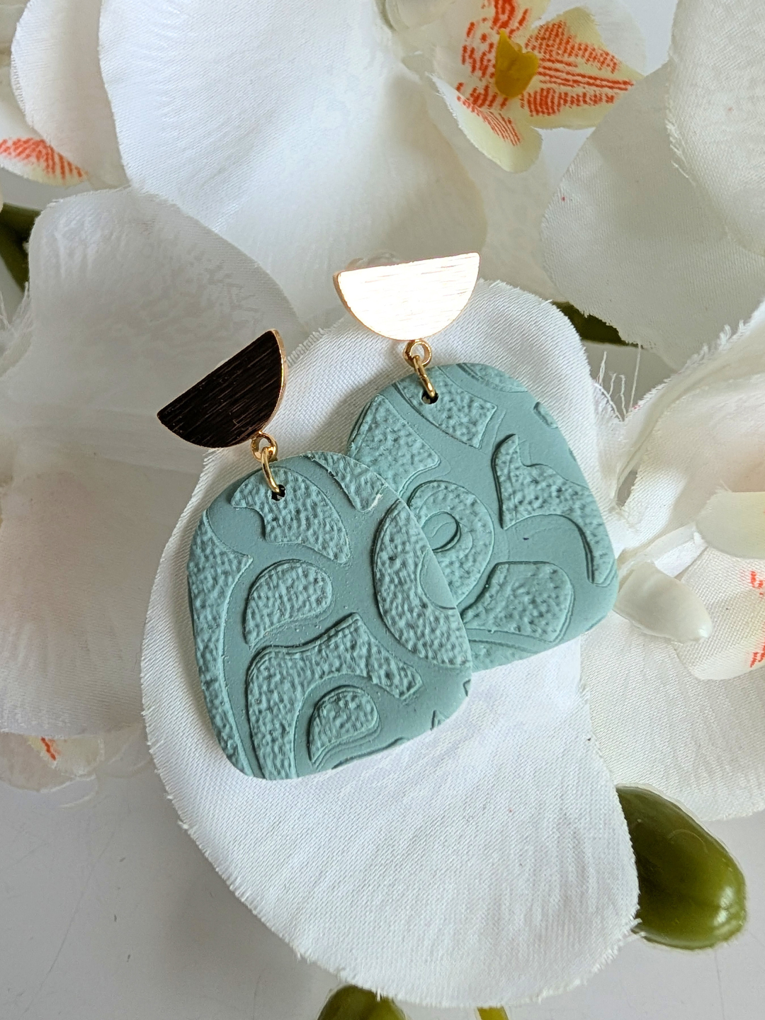 Drop earrings “Yoli” – Polymer clay, brass & stainless steel – Sea green – Approximately 4 cm long